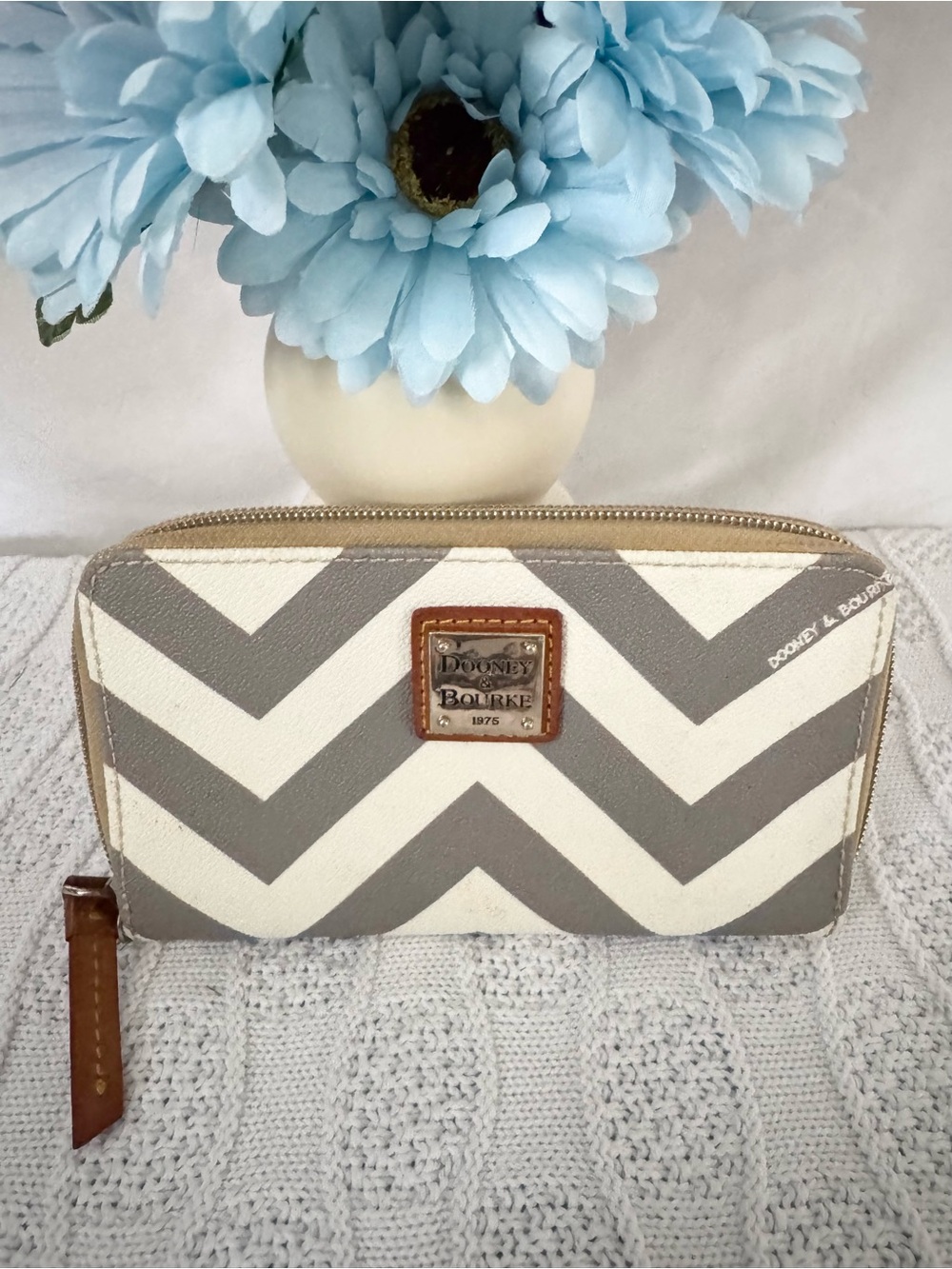 Dooney & Bourke gray chevron zip around med wallet